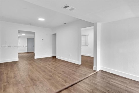 Villa ou maison à louer à Miami, Floride: 3 chambres, 130.06 m2 № 2009376 - photo 2