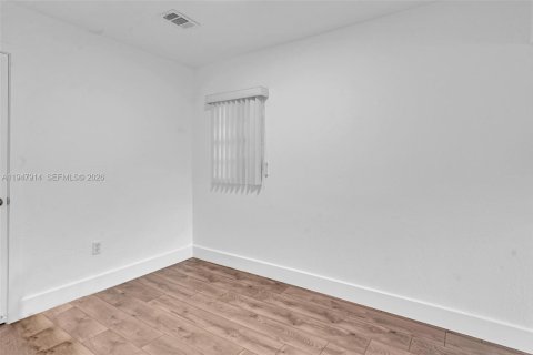 Villa ou maison à louer à Miami, Floride: 3 chambres, 130.06 m2 № 2009376 - photo 5