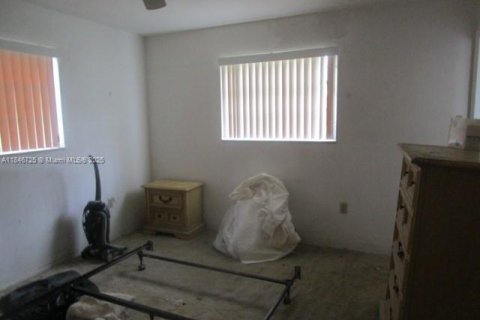House in El Portal, Florida 3 bedrooms, 141.77 sq.m. № 1846076 - photo 10