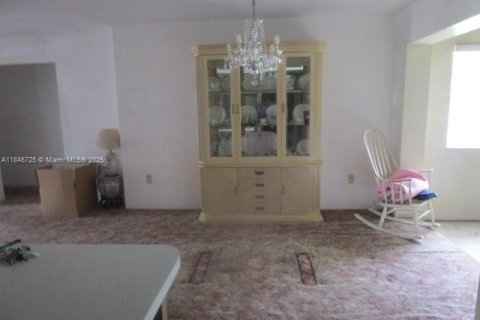 House in El Portal, Florida 3 bedrooms, 141.77 sq.m. № 1846076 - photo 4