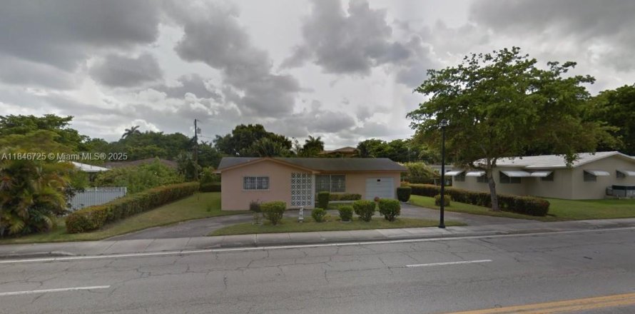 House in El Portal, Florida 3 bedrooms, 141.77 sq.m. № 1846076