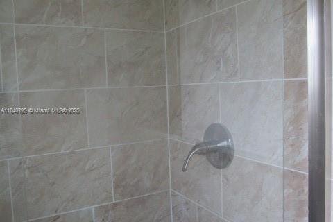 House in El Portal, Florida 3 bedrooms, 141.77 sq.m. № 1846076 - photo 17