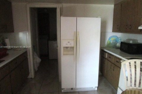 House in El Portal, Florida 3 bedrooms, 141.77 sq.m. № 1846076 - photo 7