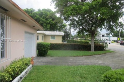 House in El Portal, Florida 3 bedrooms, 141.77 sq.m. № 1846076 - photo 2