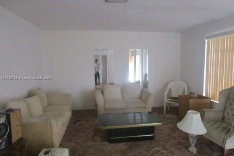 House in El Portal, Florida 3 bedrooms, 141.77 sq.m. № 1846076 - photo 3