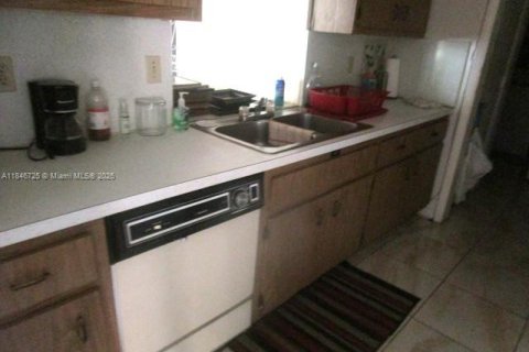 House in El Portal, Florida 3 bedrooms, 141.77 sq.m. № 1846076 - photo 6