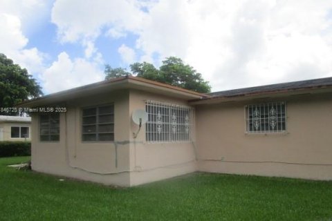 House in El Portal, Florida 3 bedrooms, 141.77 sq.m. № 1846076 - photo 24