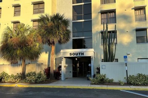 Condo in Clearwater, Florida, 2 bedrooms  № 1774845 - photo 1