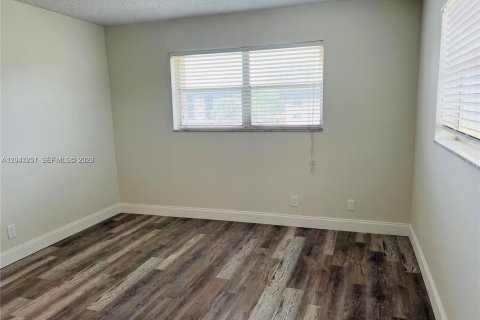 Condo in Tamarac, Florida, 2 bedrooms  № 2186804 - photo 5
