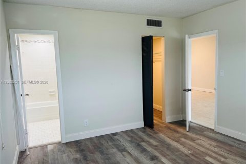 Condo in Tamarac, Florida, 2 bedrooms  № 2186804 - photo 6