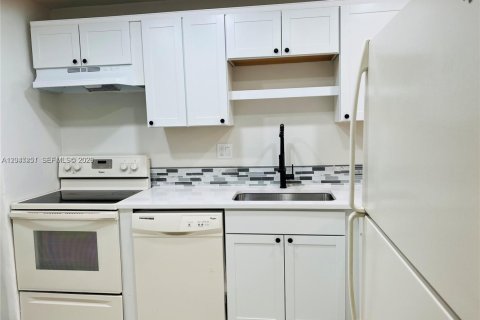 Condo in Tamarac, Florida, 2 bedrooms  № 2186804