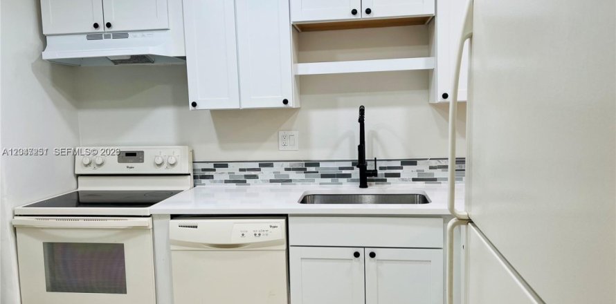 Condo in Tamarac, Florida, 2 bedrooms  № 2186804
