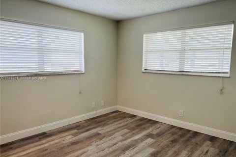 Condo in Tamarac, Florida, 2 bedrooms  № 2186804 - photo 9
