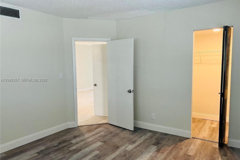 Condo in Tamarac, Florida, 2 bedrooms  № 2186804 - photo 10