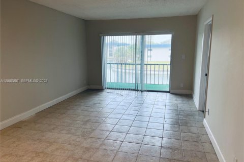 Condo in Tamarac, Florida, 2 bedrooms  № 2186804 - photo 4