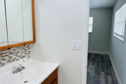 Condo in Tamarac, Florida, 2 bedrooms  № 2186804 - photo 8