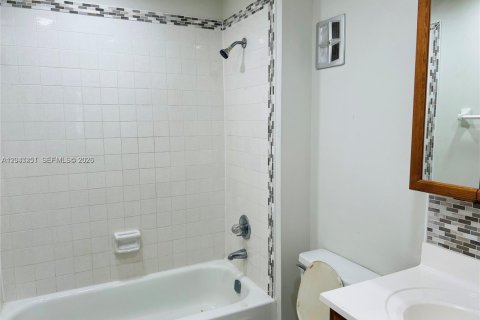 Condo in Tamarac, Florida, 2 bedrooms  № 2186804 - photo 7