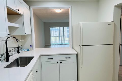 Condo in Tamarac, Florida, 2 bedrooms  № 2186804 - photo 2