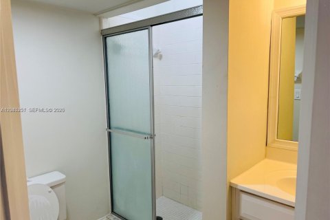 Condo in Tamarac, Florida, 2 bedrooms  № 2186804 - photo 11