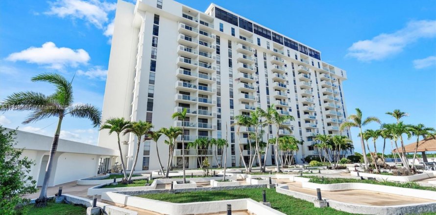 Condo à North Miami, Floride, 2 chambres  № 2187741
