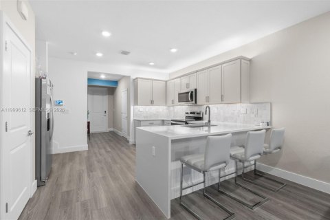 Touwnhouse à louer à Pembroke Pines, Floride: 3 chambres, 190.36 m2 № 2064856 - photo 6
