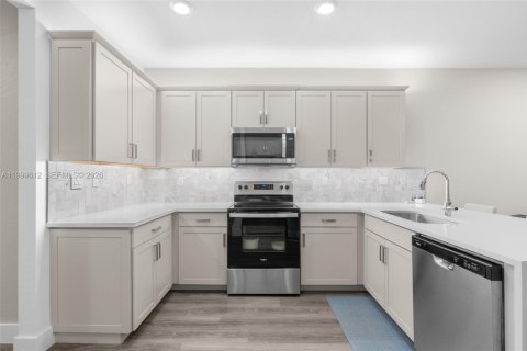 Touwnhouse à louer à Pembroke Pines, Floride: 3 chambres, 190.36 m2 № 2064856 - photo 12