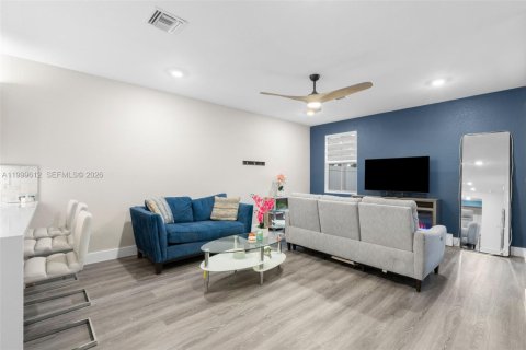 Touwnhouse à louer à Pembroke Pines, Floride: 3 chambres, 190.36 m2 № 2064856 - photo 7