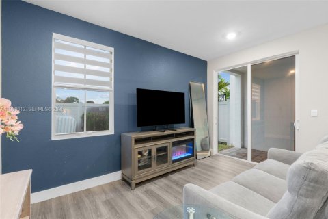 Touwnhouse à louer à Pembroke Pines, Floride: 3 chambres, 190.36 m2 № 2064856 - photo 11