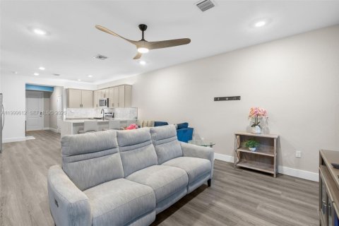 Touwnhouse à louer à Pembroke Pines, Floride: 3 chambres, 190.36 m2 № 2064856 - photo 10