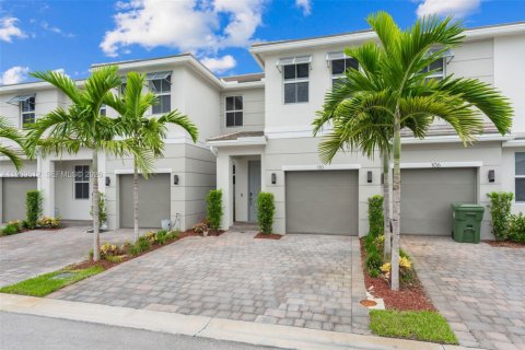Touwnhouse à louer à Pembroke Pines, Floride: 3 chambres, 190.36 m2 № 2064856 - photo 2