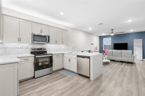 Touwnhouse à louer à Pembroke Pines, Floride: 3 chambres, 190.36 m2 № 2064856 - photo 5