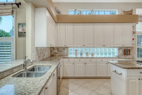 House in University Park, Florida 3 bedrooms, 208.29 sq.m. № 1903488 - photo 16