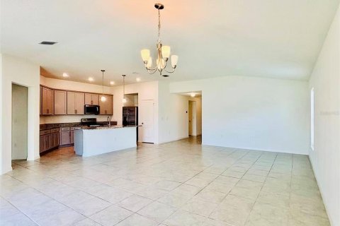 Villa ou maison à louer à Auburndale, Floride: 4 chambres, 184.23 m2 № 2410573 - photo 8