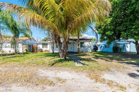 Villa ou maison à vendre à Hollywood, Floride: 3 chambres, 85.93 m2 № 2153530 - photo 16