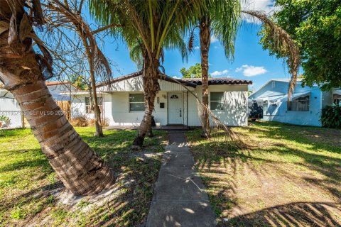 Villa ou maison à vendre à Hollywood, Floride: 3 chambres, 85.93 m2 № 2153530 - photo 17