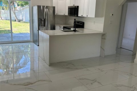 Villa ou maison à vendre à Hollywood, Floride: 3 chambres, 85.93 m2 № 2153530 - photo 12