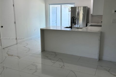 Villa ou maison à vendre à Hollywood, Floride: 3 chambres, 85.93 m2 № 2153530 - photo 13