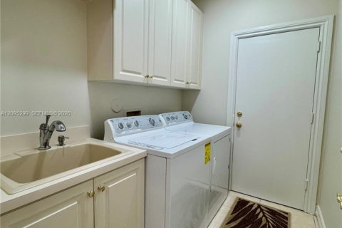 House in Plantation, Florida 4 bedrooms, 244.52 sq.m. № 2389858 - photo 17