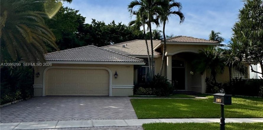 House in Plantation, Florida 4 bedrooms, 244.52 sq.m. № 2389858