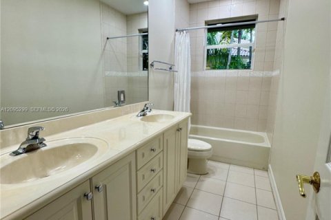 House in Plantation, Florida 4 bedrooms, 244.52 sq.m. № 2389858 - photo 16