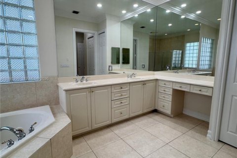 House in Plantation, Florida 4 bedrooms, 244.52 sq.m. № 2389858 - photo 10