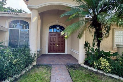 House in Plantation, Florida 4 bedrooms, 244.52 sq.m. № 2389858 - photo 2