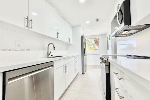 Купить кондоминиум в Лодердейл-Лейкс, Флорида 2 спальни, 93.09м2, № 1949632 - фото 6