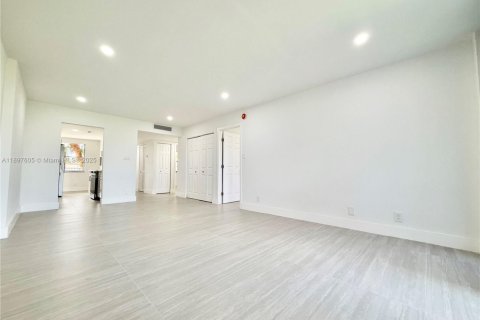 Купить кондоминиум в Лодердейл-Лейкс, Флорида 2 спальни, 93.09м2, № 1949632 - фото 12