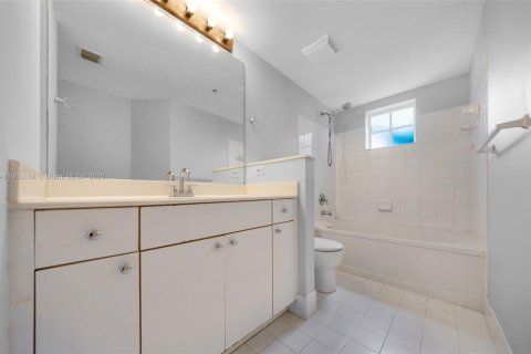 Condo in Sunny Isles Beach, Florida, 1 bedroom  № 2081676 - photo 11