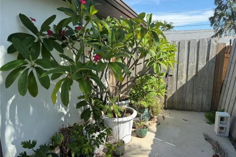 House in Saint Petersburg, Florida 3 bedrooms, 133.5 sq.m. № 1870763 - photo 3