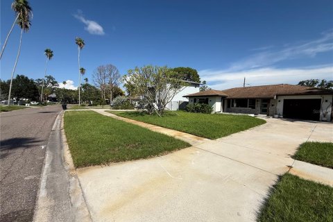 House in Saint Petersburg, Florida 3 bedrooms, 133.5 sq.m. № 1870763 - photo 2
