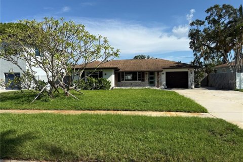 House in Saint Petersburg, Florida 3 bedrooms, 133.5 sq.m. № 1870763 - photo 1
