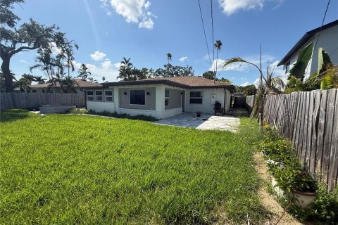 House in Saint Petersburg, Florida 3 bedrooms, 133.5 sq.m. № 1870763 - photo 11