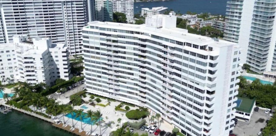 House in Miami Beach, Florida 1 bedroom, 83.33 sq.m. № 2074574
